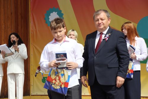 Дамир Ишкинеев вручил паспорта юным гражданам в День России
