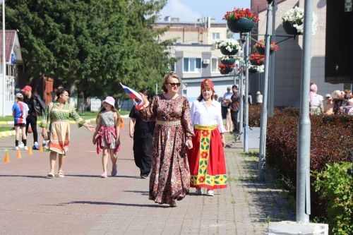 Единство народов: в Нурлате ко Дню России состоялся Парад дружбы