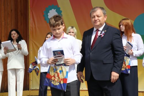 Дамир Ишкинеев вручил паспорта юным гражданам в День России