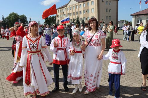 День России в Нурлате отметили масштабным хороводом дружбы