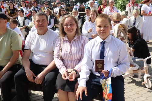 Дамир Ишкинеев вручил паспорта юным гражданам в День России