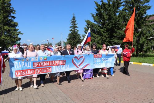 Единство народов: в Нурлате ко Дню России состоялся Парад дружбы