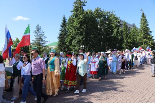 Единство народов: в Нурлате ко Дню России состоялся Парад дружбы