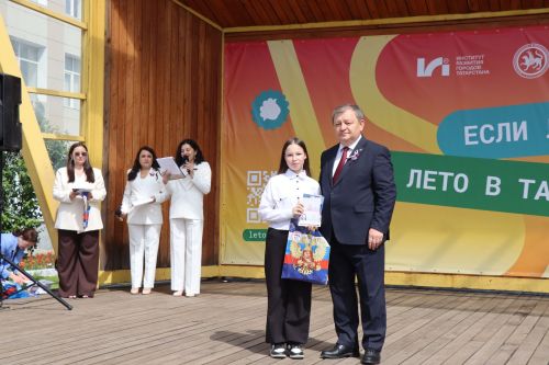 Дамир Ишкинеев вручил паспорта юным гражданам в День России
