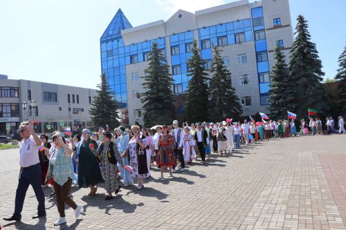 Единство народов: в Нурлате ко Дню России состоялся Парад дружбы