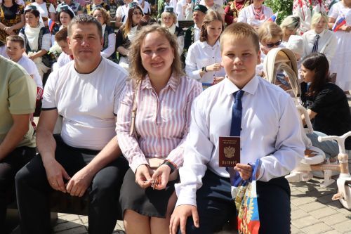 Дамир Ишкинеев вручил паспорта юным гражданам в День России