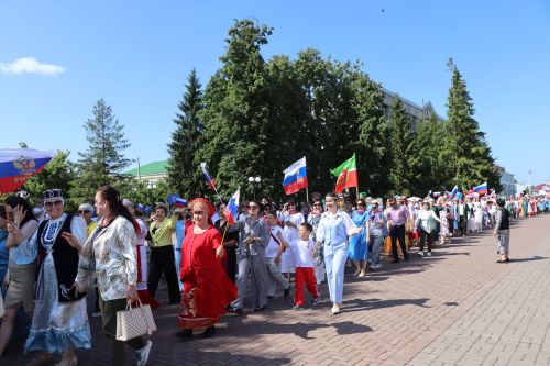 Единство народов: в Нурлате ко Дню России состоялся Парад дружбы