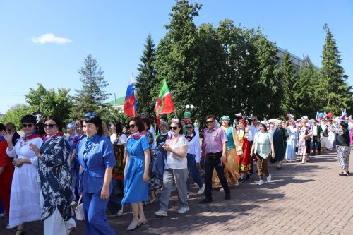 Единство народов: в Нурлате ко Дню России состоялся Парад дружбы
