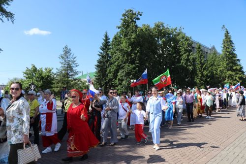 Единство народов: в Нурлате ко Дню России состоялся Парад дружбы