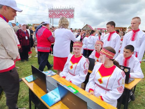 Мост через время: земская школа встретилась с современной на Уяве