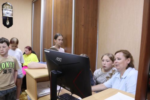 Школьники из лагеря «Бригантина» посетили редакцию «Нурлат-информ» и познакомились с профессией журналиста