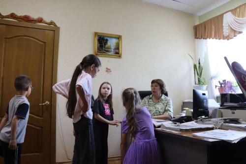 Школьники из лагеря «Бригантина» посетили редакцию «Нурлат-информ» и познакомились с профессией журналиста
