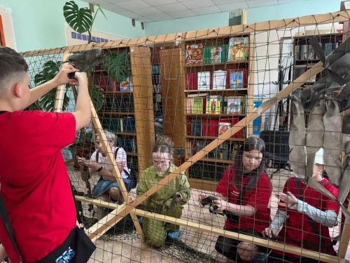 Активисты «Движения Первых» и проживающие дома-интерната сплели маскировочные сети для бойцов СВО