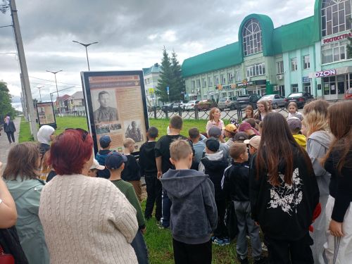 История на асфальте: школьники Нурлата прошли по галерее памяти героев