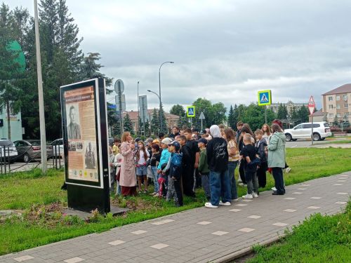 История на асфальте: школьники Нурлата прошли по галерее памяти героев