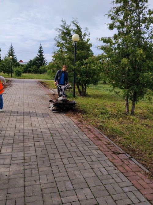 Сотрудники УК ЖКХ привели в порядок парки и скверы Нурлата