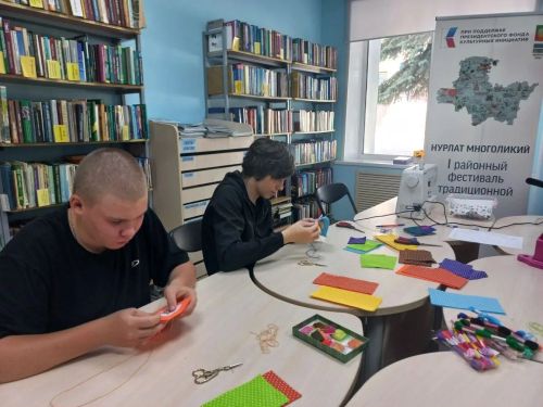 В Нурлате подростки сплели в брошах узоры двух культур