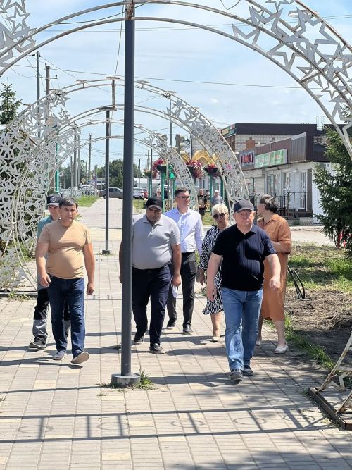 Глава Нурлатского района проверил ремонт школы, военкомата и благоустройство сквера