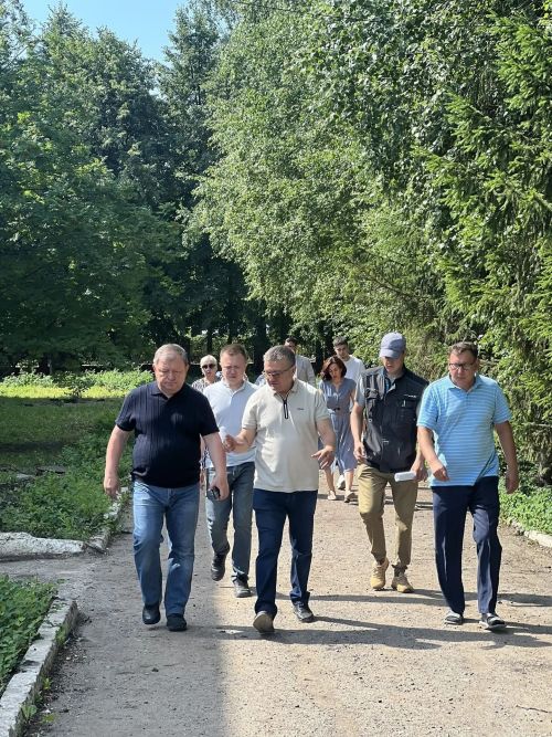 Глава Нурлатского района проверил ремонт школы, военкомата и благоустройство сквера