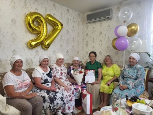 В Верхнем Нурлате с 97-летием поздравили Гульфизу Габбасовну Ахметзянову