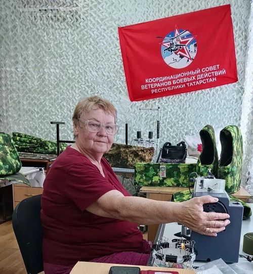 Волонтёры центра «Твори добро» в Нурлате шьют для бойцов СВО плащ-пончо, спальники и носилки