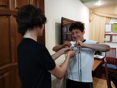 Школьники и взрослые Нурлата объединились ради защиты бойцов от БПЛА