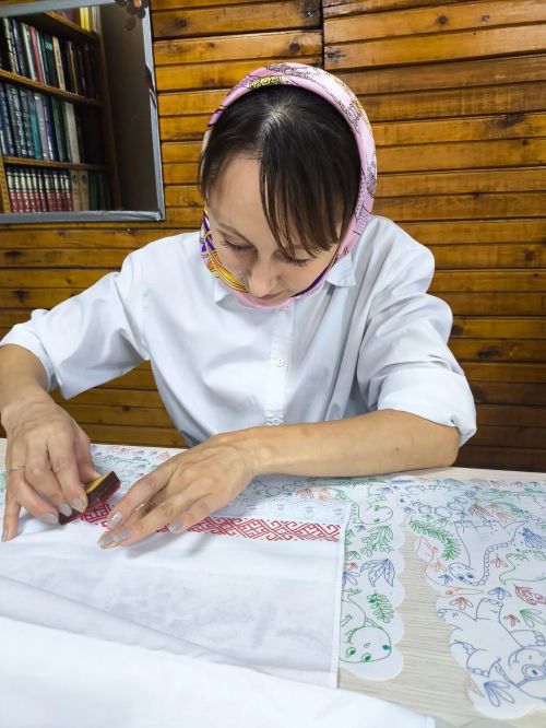 В «Ильинском росточке» прошло занятие по росписи ткани деревянными штампами