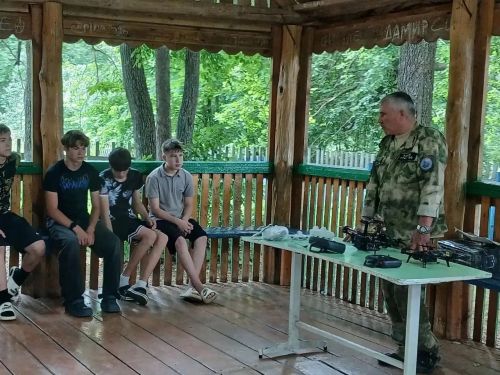 В «Ратном сборе» школьники познакомились с БПЛА и оружием