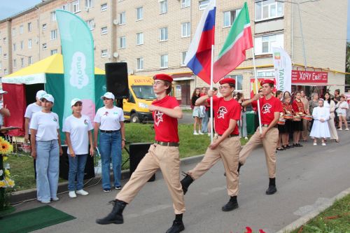 В Нурлате проект «Ут күршеләр» завершился ярким и масштабным  праздником «Флаг моего государства»