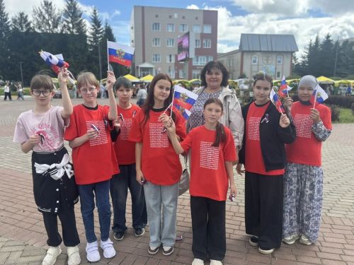В Нурлате школьники провели патриотическую акцию в честь Дня флага РФ