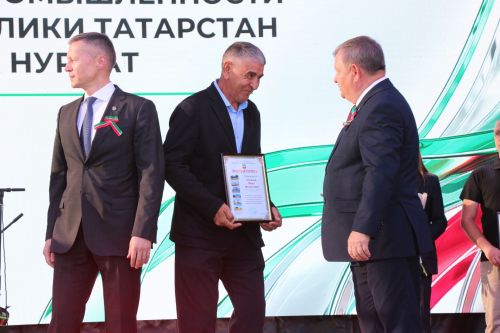 День Республики, День города и День нефтяника в Нурлате начались с церемонии награждения