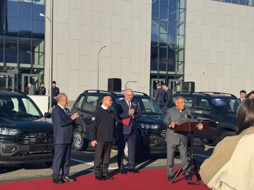 Главы двух нурлатских поселений получили ключи от автомобилей из рук Минниханова