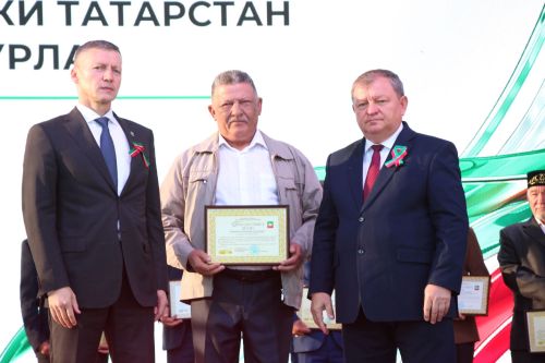 День Республики, День города и День нефтяника в Нурлате начались с церемонии награждения