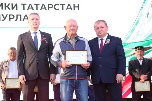 День Республики, День города и День нефтяника в Нурлате начались с церемонии награждения