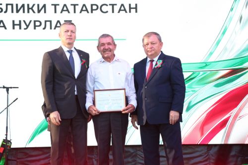 День Республики, День города и День нефтяника в Нурлате начались с церемонии награждения
