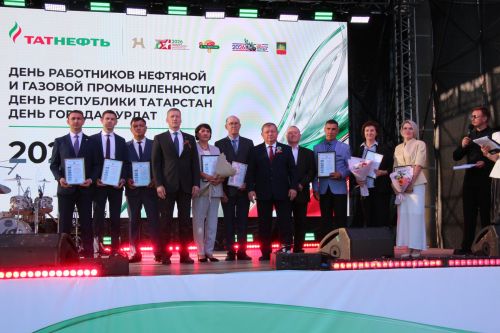 День Республики, День города и День нефтяника в Нурлате начались с церемонии награждения