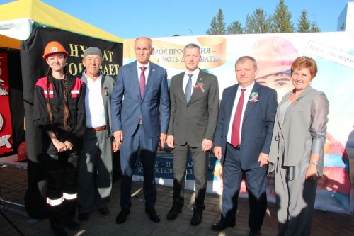 День Республики, День города и День нефтяника в Нурлате начались с церемонии награждения