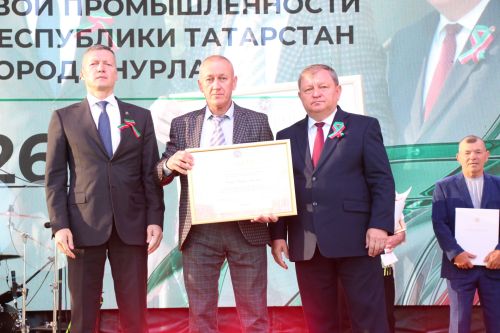 День Республики, День города и День нефтяника в Нурлате начались с церемонии награждения