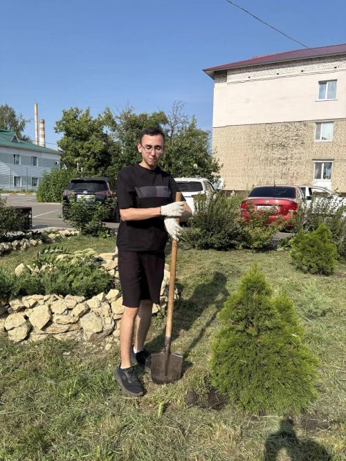 Волонтеры привели в порядок Сквер учителей в Нурлате