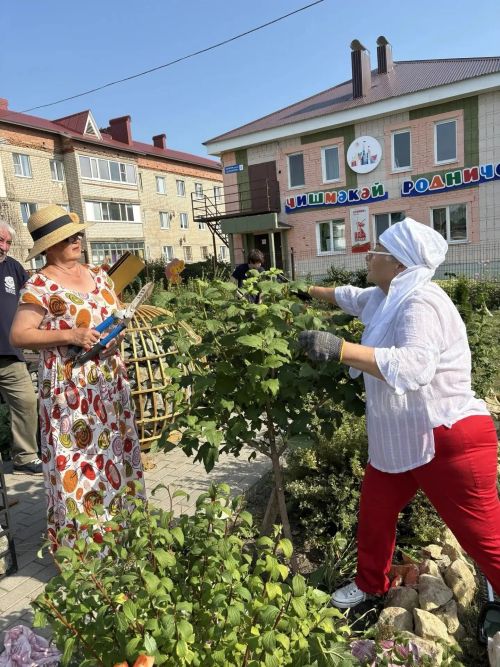 Волонтеры привели в порядок Сквер учителей в Нурлате