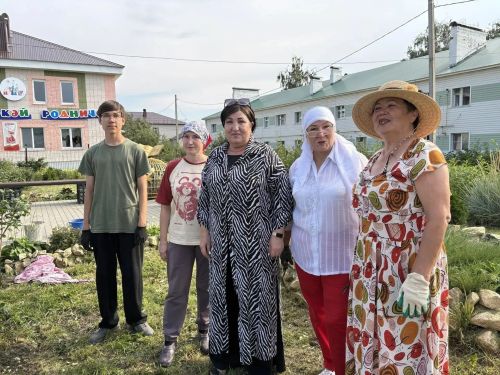 Волонтеры привели в порядок Сквер учителей в Нурлате