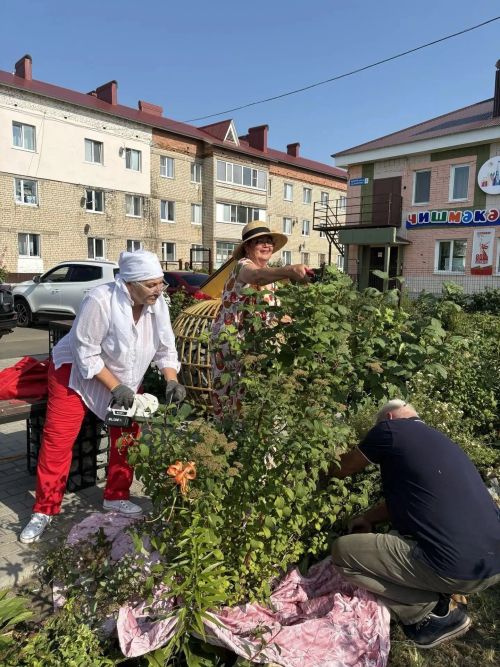 Волонтеры привели в порядок Сквер учителей в Нурлате