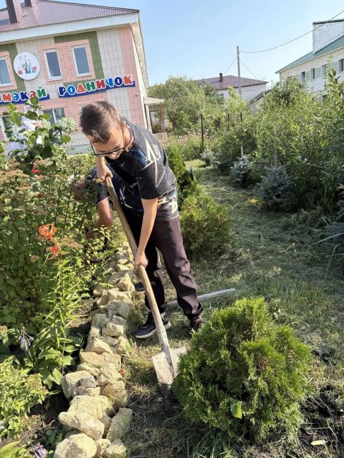 Волонтеры привели в порядок Сквер учителей в Нурлате