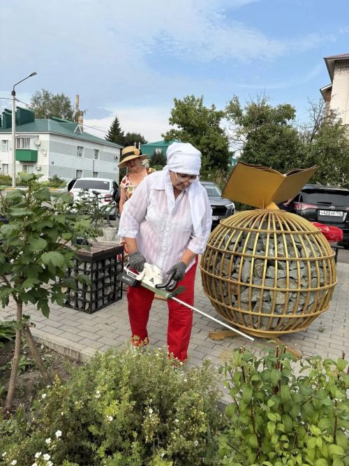 Волонтеры привели в порядок Сквер учителей в Нурлате