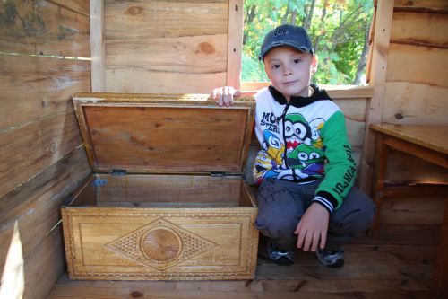 Нурлатның «Чишмәкәй» балалар бакчасында Убырлы карчыкка яңа өй төзегәннәр