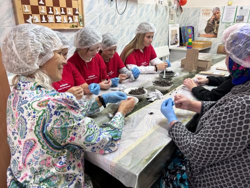 Школьники Нурлата собрали чай для бойцов СВО в доме престарелых