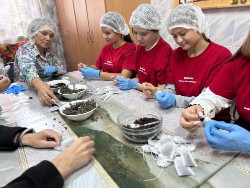 Школьники Нурлата собрали чай для бойцов СВО в доме престарелых