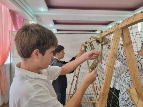 Нурлатские школьники сплели маскировочные сети для бойцов СВО