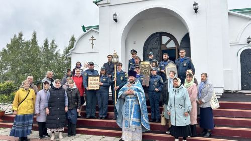 Пожарные Нурлата помолились у иконы «Неопалимая Купина» в Ильинском храме