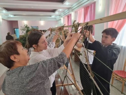 Нурлатские школьники сплели маскировочные сети для бойцов СВО